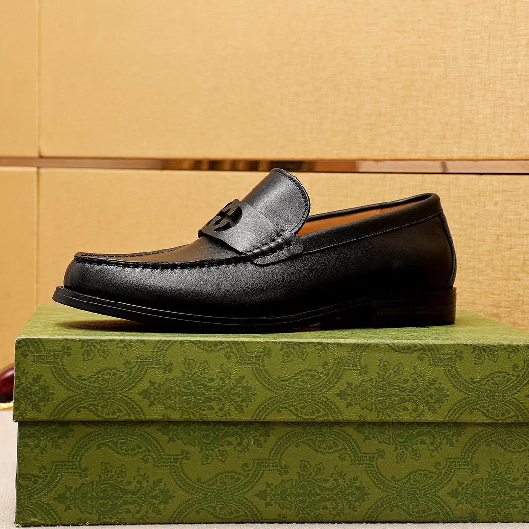 Men's shoes 💰480 💐 Product trademark: GUCCI "Gucci" casual leather shoes Regular size: 38-44 (45🉑️customized) Product materials: Selected imported first-layer calfskin upper + luxury hardware buckle, imported water-dyed cowhide leather lining. Strong three-dimensional visual effect, combined outsole Color: 4⃣️colors available